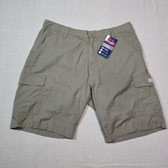 NWT Wrangler Rip Stop Cargo Mens Size 40 Shorts Tan Hiking Golf Active RN 130273 - Picture 1 of 4